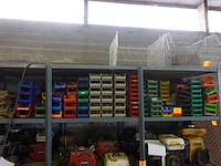 Groot lot stapelbare magazijnbakken