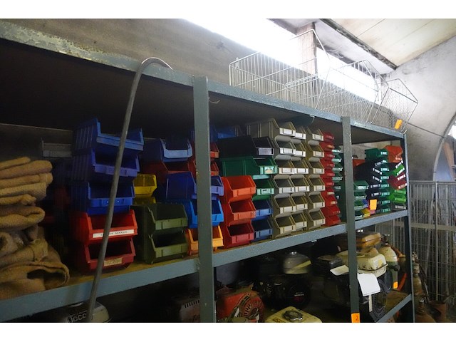 Groot lot stapelbare magazijnbakken - afbeelding 2 van  3