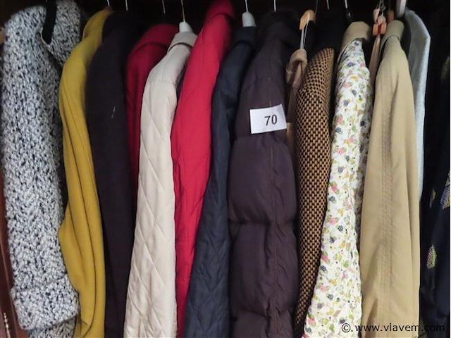Groot lot textiel volgens foto's - afbeelding 6 van  11