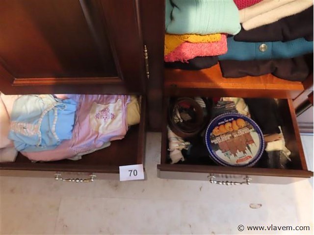 Groot lot textiel volgens foto's - afbeelding 10 van  11