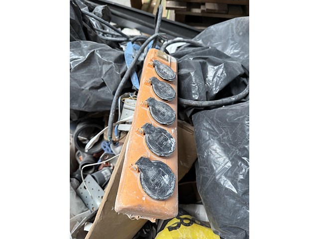 Groot lot van diverse werkmaterialen en gereedschap - afbeelding 10 van  19