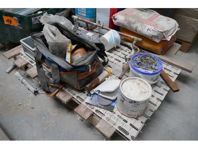 Groot lot van diverse werkmaterialen en gereedschap - afbeelding 17 van  19