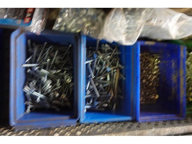Groot lot verschillende bouten, moeren en vloten - afbeelding 2 van  14
