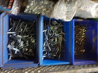 Groot lot verschillende bouten, moeren en vloten - afbeelding 2 van  14