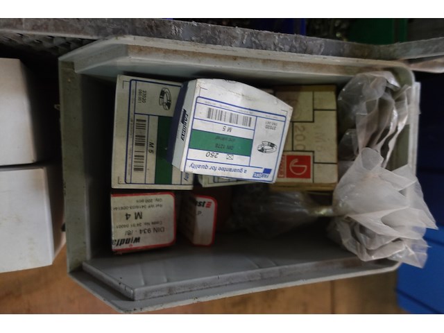 Groot lot verschillende bouten, moeren en vloten - afbeelding 4 van  14