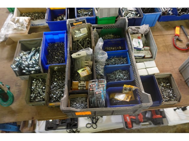 Groot lot verschillende bouten, moeren en vloten - afbeelding 1 van  14