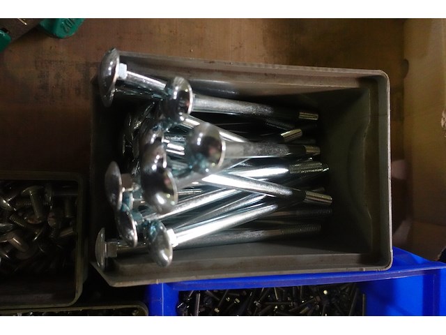 Groot lot verschillende bouten, moeren en vloten - afbeelding 7 van  14