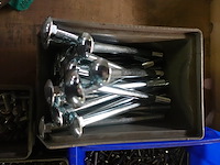 Groot lot verschillende bouten, moeren en vloten - afbeelding 7 van  14