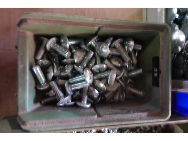 Groot lot verschillende bouten, moeren en vloten - afbeelding 8 van  14