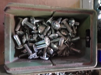 Groot lot verschillende bouten, moeren en vloten - afbeelding 8 van  14