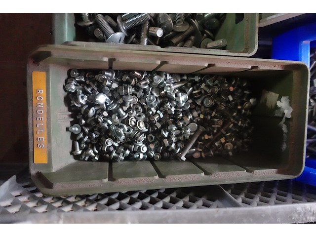 Groot lot verschillende bouten, moeren en vloten - afbeelding 9 van  14