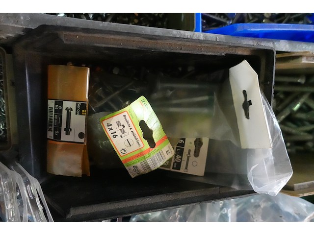 Groot lot verschillende bouten, moeren en vloten - afbeelding 12 van  14