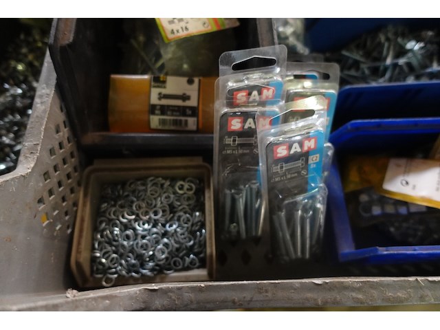 Groot lot verschillende bouten, moeren en vloten - afbeelding 13 van  14