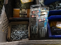Groot lot verschillende bouten, moeren en vloten - afbeelding 13 van  14