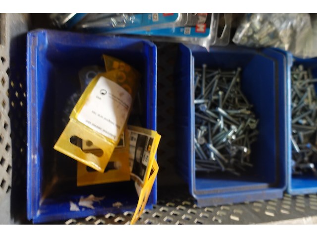 Groot lot verschillende bouten, moeren en vloten - afbeelding 14 van  14