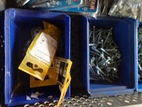 Groot lot verschillende bouten, moeren en vloten - afbeelding 14 van  14