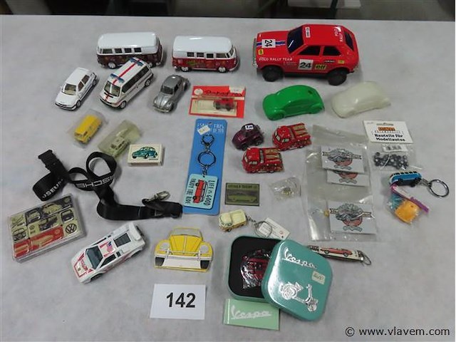 Groot lot volgens foto's - afbeelding 1 van  6