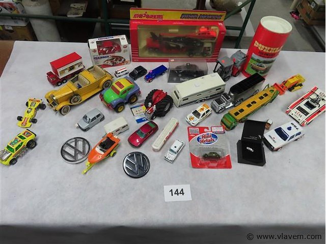 Groot lot volgens foto's - afbeelding 1 van  9