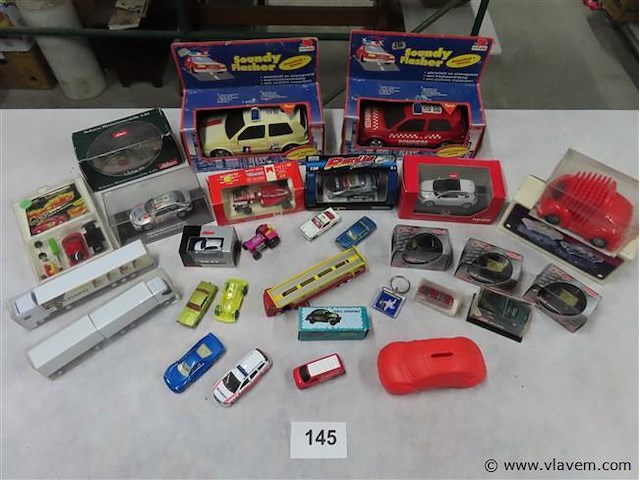 Groot lot volgens foto's - afbeelding 1 van  8