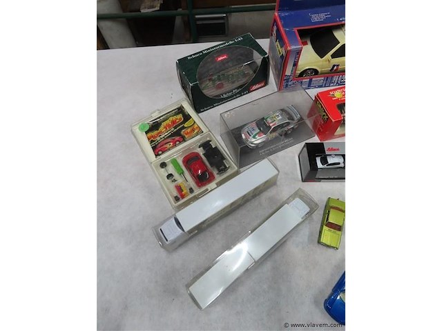 Groot lot volgens foto's - afbeelding 2 van  8