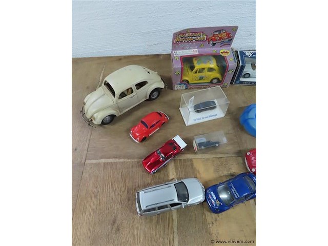 Groot lot volgens foto's - afbeelding 2 van  7