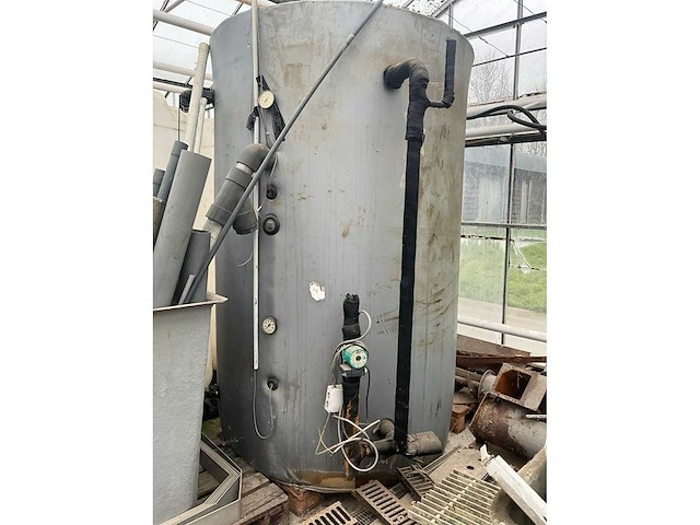 Groot opslagvat met pomp wilo. - afbeelding 1 van  9