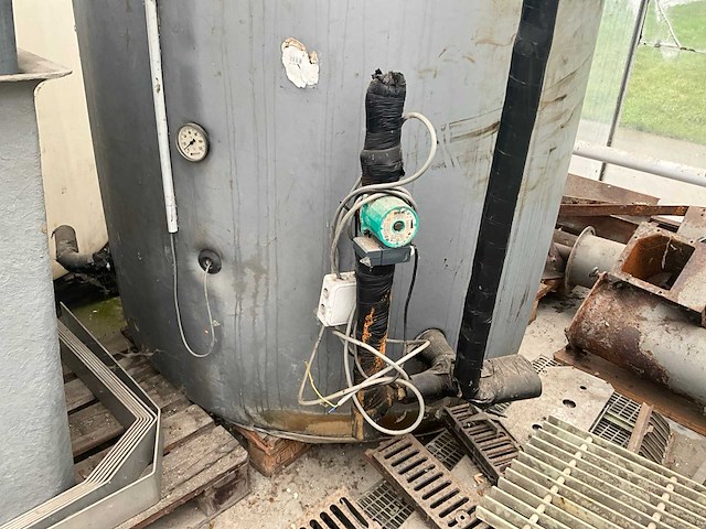 Groot opslagvat met pomp wilo. - afbeelding 4 van  9