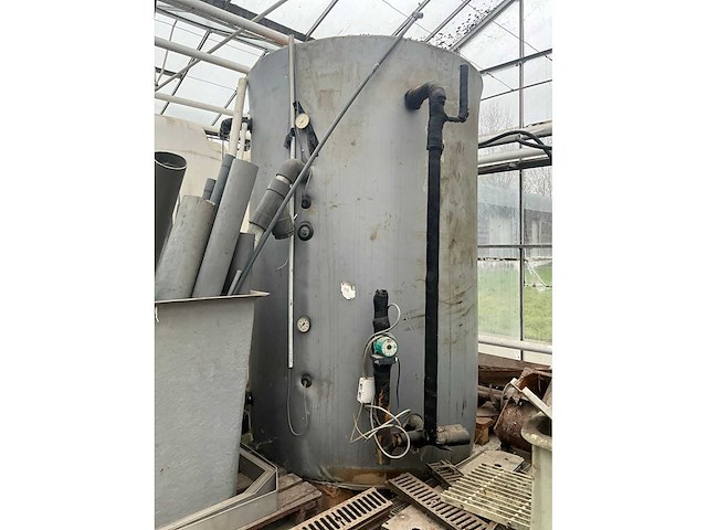 Groot opslagvat met pomp wilo. - afbeelding 7 van  9