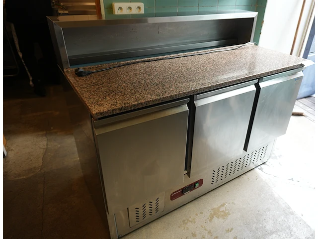 Grote 3-deurs koelkast met saladette en marmeren werkblad (diamond italia) - afbeelding 1 van  12