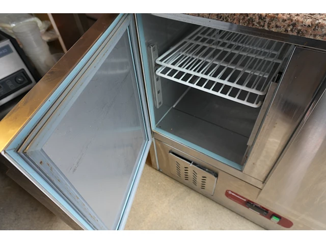 Grote 3-deurs koelkast met saladette en marmeren werkblad (diamond italia) - afbeelding 12 van  12