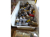 Grote batch kleppen en afsluitkleppen in 2 geberit-tanks - afbeelding 3 van  12