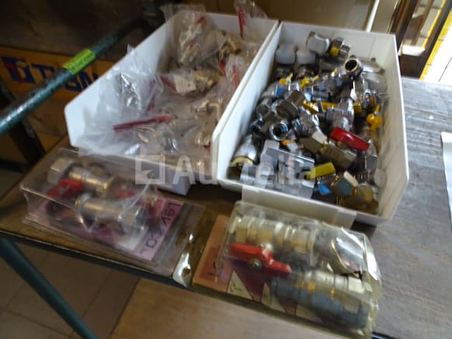 Grote batch kleppen en afsluitkleppen in 2 geberit-tanks - afbeelding 4 van  12