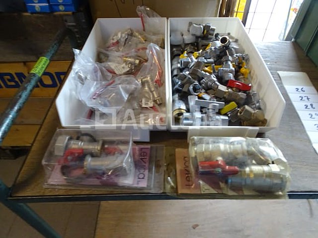 Grote batch kleppen en afsluitkleppen in 2 geberit-tanks - afbeelding 1 van  12