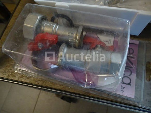 Grote batch kleppen en afsluitkleppen in 2 geberit-tanks - afbeelding 6 van  12