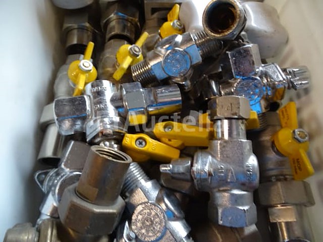 Grote batch kleppen en afsluitkleppen in 2 geberit-tanks - afbeelding 12 van  12