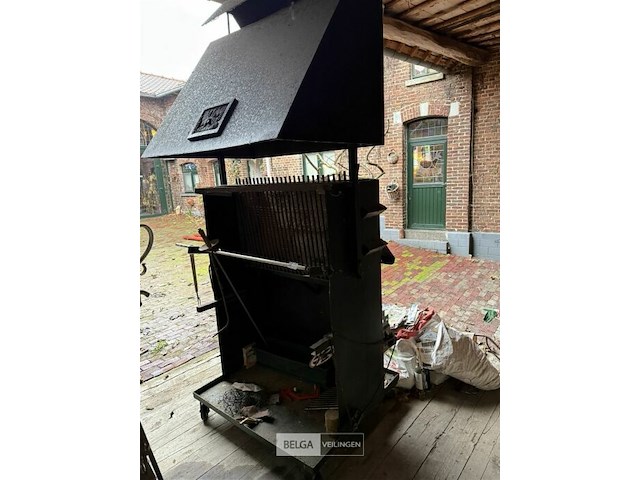 Grote bbq voor speenvarkens - afbeelding 1 van  2