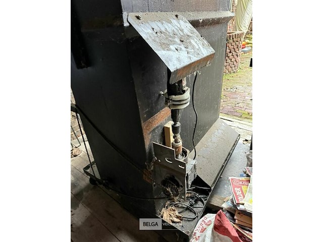 Grote bbq voor speenvarkens - afbeelding 2 van  2