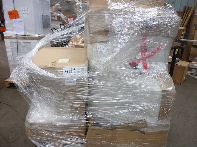 Grote beige fijn geribbelde ribfluweel bank in de linkerhoek van maison céphy - afbeelding 2 van  11