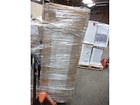 Grote beige fijn geribbelde ribfluweel bank in de linkerhoek van maison céphy - afbeelding 3 van  11