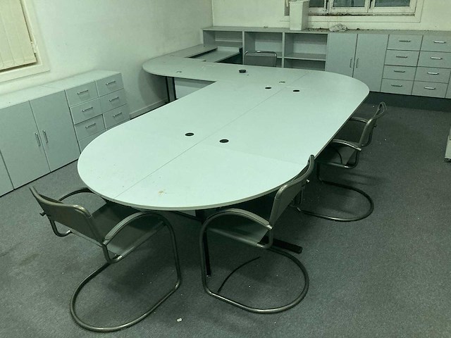 Grote bureaus, bureaustoel, printer en kasten - afbeelding 2 van  30