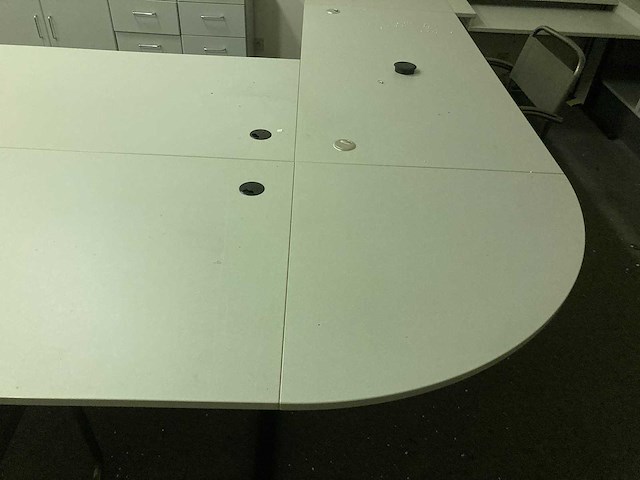 Grote bureaus, bureaustoel, printer en kasten - afbeelding 4 van  30