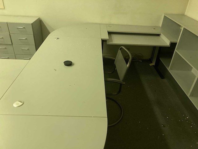 Grote bureaus, bureaustoel, printer en kasten - afbeelding 5 van  30