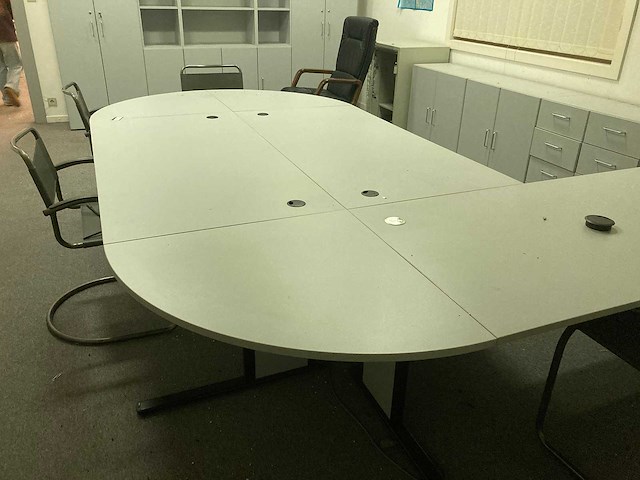 Grote bureaus, bureaustoel, printer en kasten - afbeelding 6 van  30