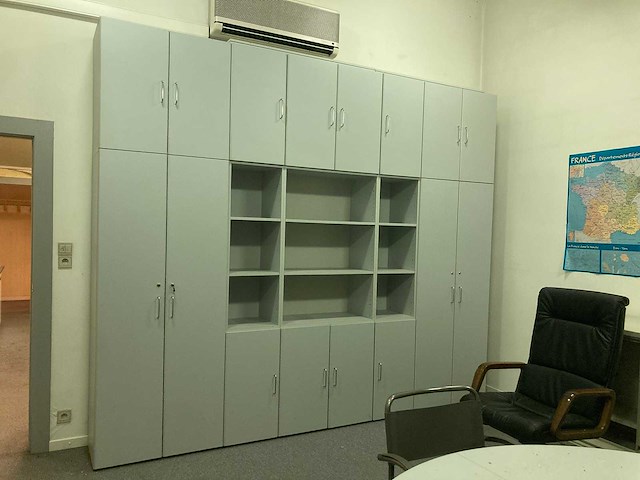 Grote bureaus, bureaustoel, printer en kasten - afbeelding 8 van  30