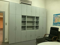 Grote bureaus, bureaustoel, printer en kasten - afbeelding 8 van  30