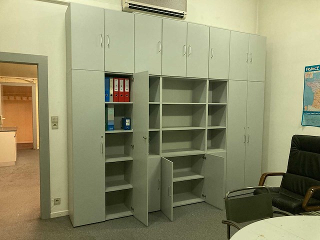 Grote bureaus, bureaustoel, printer en kasten - afbeelding 9 van  30