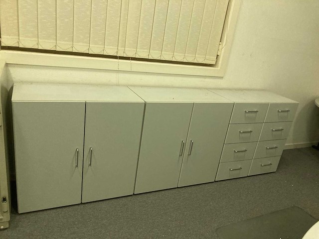 Grote bureaus, bureaustoel, printer en kasten - afbeelding 10 van  30