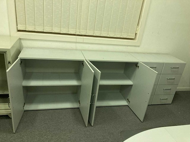 Grote bureaus, bureaustoel, printer en kasten - afbeelding 11 van  30