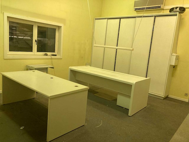 Grote bureaus, bureaustoel, printer en kasten - afbeelding 1 van  30