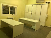 Grote bureaus, bureaustoel, printer en kasten - afbeelding 1 van  30